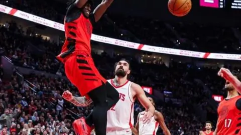 库里高效三分爆发，三节狂揽45分7板8助5断！